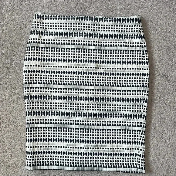 LOFT | black and white pencil skirt, size 4. Like new. - Picture 1 of 8